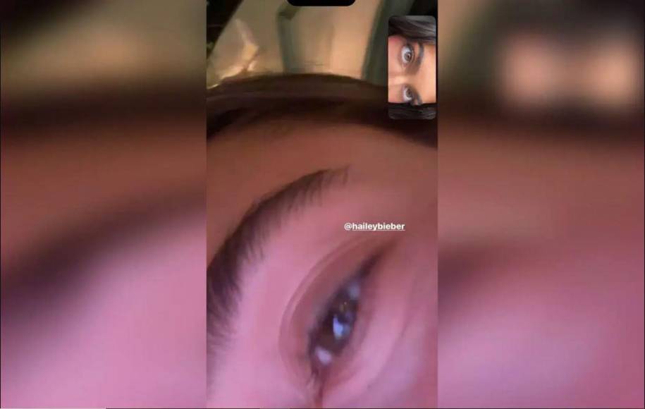 En otra historia de Instagram, Kylie Jenner publicó un primer plano de las cejas de su amiga Hailey (esposa de Justin Bieber, exnovio de Selena) y, en la esquina de la imagen, agregó una selfie de ella.