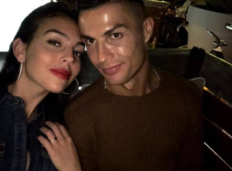 Georgina Rodríguez también ha contado que Cristiano Ronaldo nunca llegó a conocer a su padre personalmente: 'Mi padre era muy reservado y tampoco le gustaba que le vieran en ese estado debido a su enfermedad. Él lo admiraba como jugador; mi padre amaba el fútbol como buen argentino', dijo.