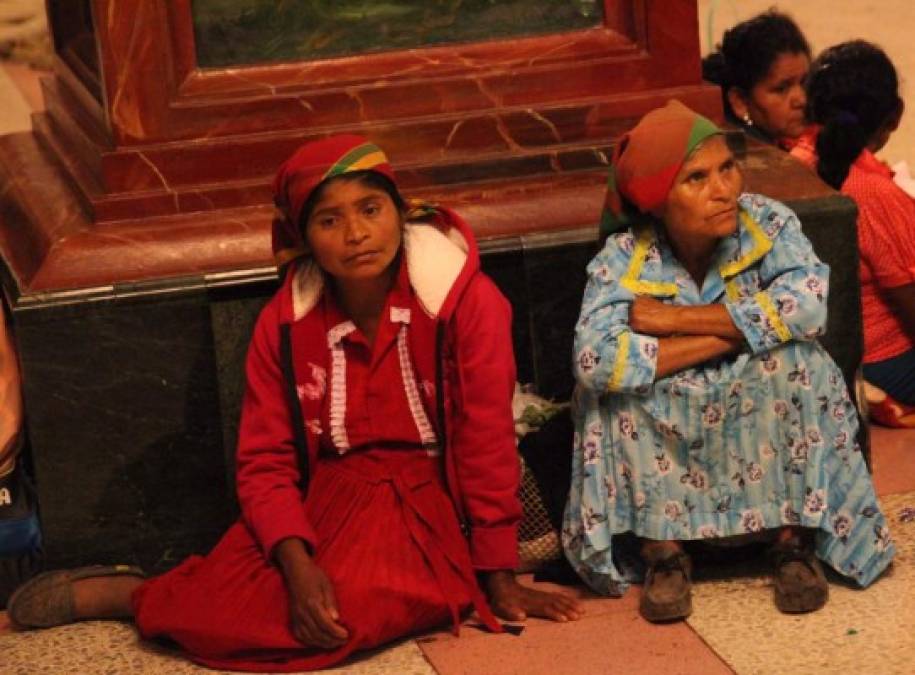 Cientos de lencas se desplazan desde el interior en devoción a la Virgen.