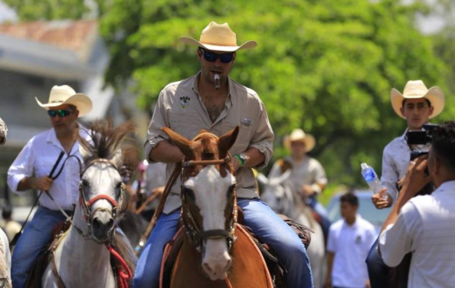 Este atractivo jinete cautivó a las mujeres que observaron el desfile hípico.