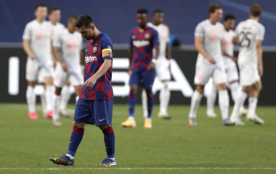 Messi, cabizbajo en el campo del estadio Da Luz de Lisboa.