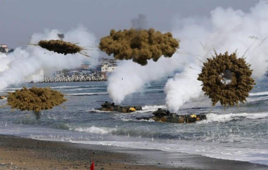 HOGUK 2014 MILITARY EXERCISE...epa04494193 South Korean marines participate in an annual Amphibious Operations (AMPHOPS) maneuver during the 'Hoguk' exercise, in Pohang, some 360 kilometers southeast of Seoul, South Korea, 18 November 2014. The military exercise, aimed at preparing the country's armed forces for a possible attack from North Korea, gathers troops from South Korea's Navy and Marines Corps and reportedly runs until 21 November. EPA/JEON HEON-KYUN