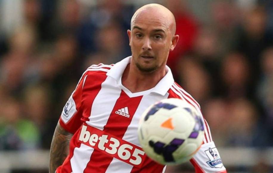 Stephen Ireland: Mediocampista irlandés de 33 años de edad que ha hecho toda su carrera en la Premier League de Inglaterra. Era una de las piezas clave del Manchester City antes de la llegada del jeque.