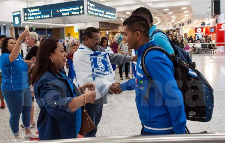 Amado Guevara, asistente técnico de la Selección de Honduras, fue bien recibido por los aficionados.