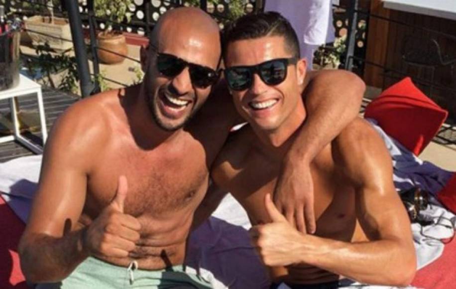 CR7 y el boxeador comparten piscina, mariscadas, etc. Se dice que es uno de los amigos más íntimos del crack de Real Madrid.