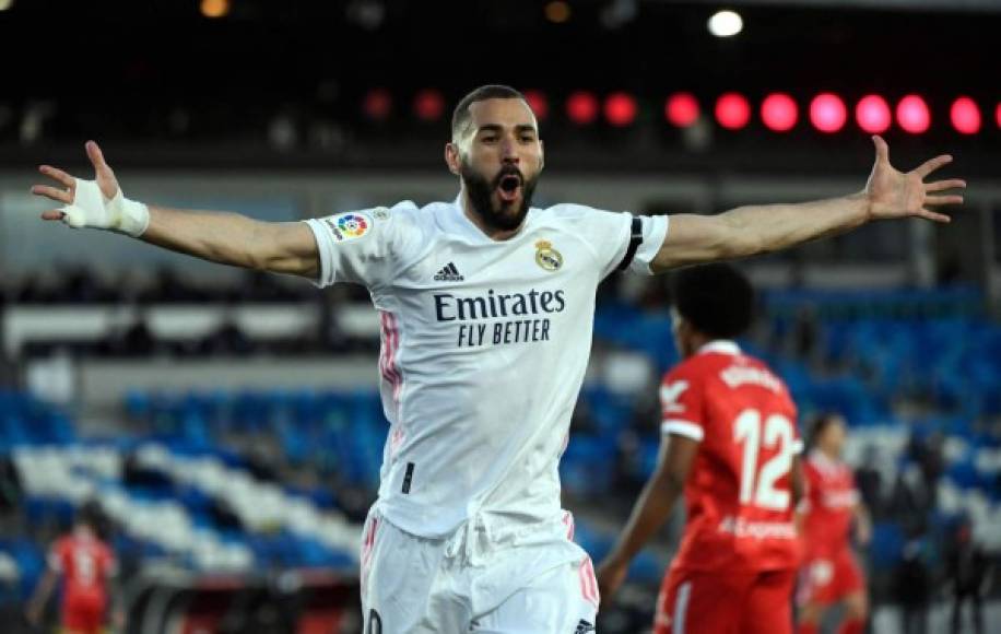 La estéril celebración de Karim Benzema tras marcar un gol que fue anulado por fuera de juego de Álvaro Odriozola.