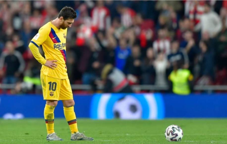 Cabizbajo. Messi no podía creer lo que pasaba en el campo.