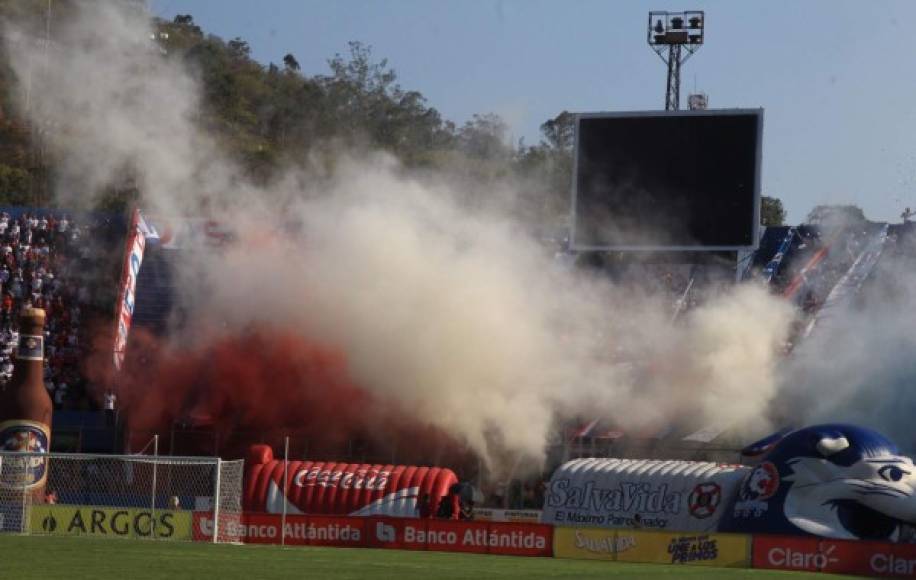 La barra del Olimpia, Ultra Fiel, pintando el estadio Nacional de rojo y blanco.