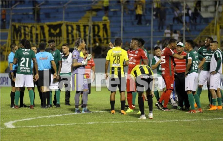 Los jugadores del Marathón protestaron contra el arbitraje tras el penal pitado a favor del Real España.