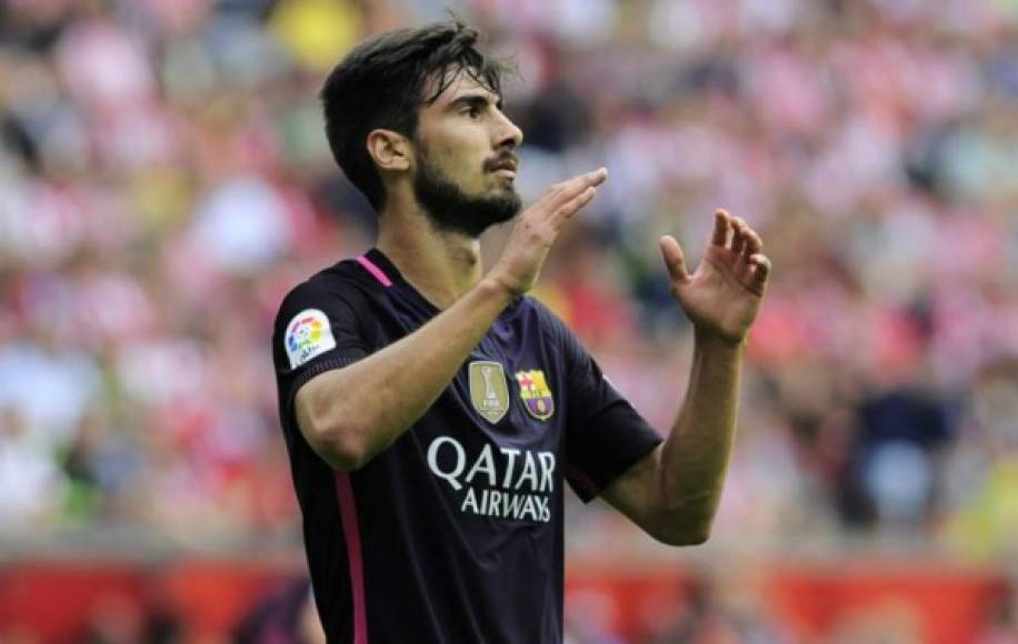 André Gomes: El mediocampista portugués de 24 años de edad no entra en los planes de Ernesto Valverde, es de los jugadores más cuestionados por la afición culé.