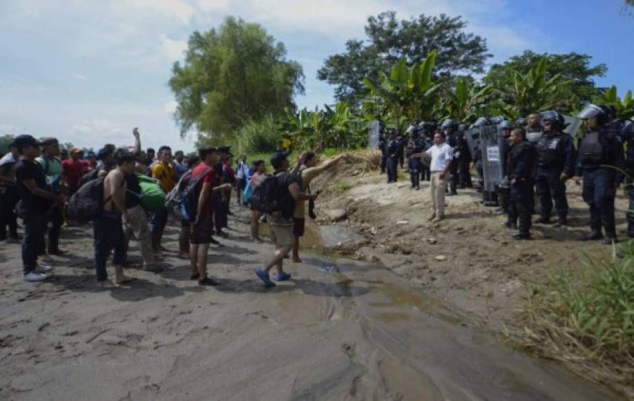 Los migrantes permanecieron varados varias horas a las orillas del río mientras sus líderes dialogaban con las autoridades mexicanas.