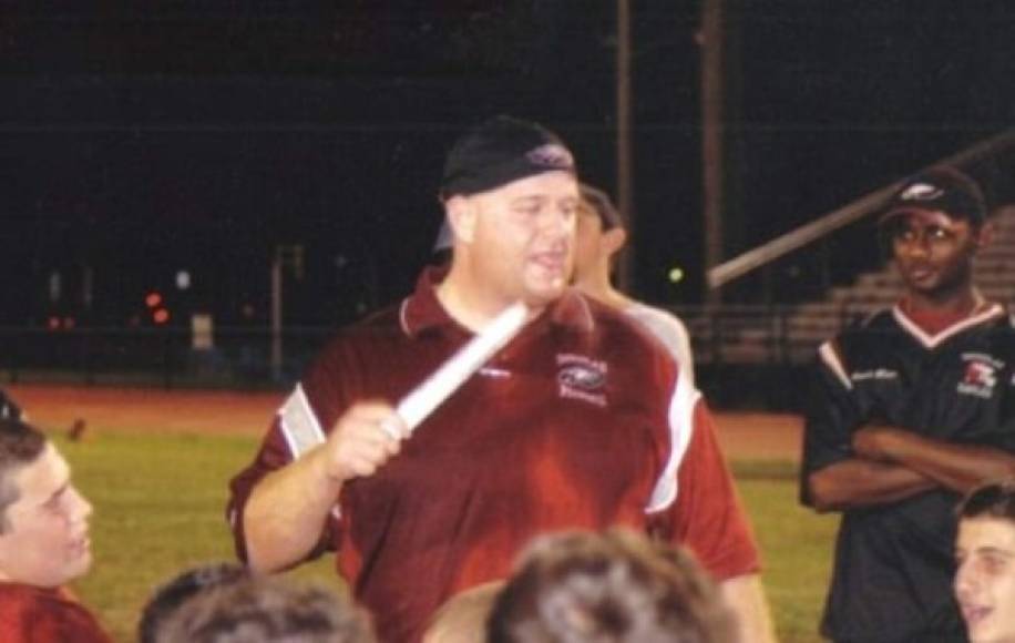 Aaron Feis, un entrenador de fútbol americano que murió protegiendo a sus estudiantes, ha sido catalogado como un héroe por los padres de familia y ex estudiantes.