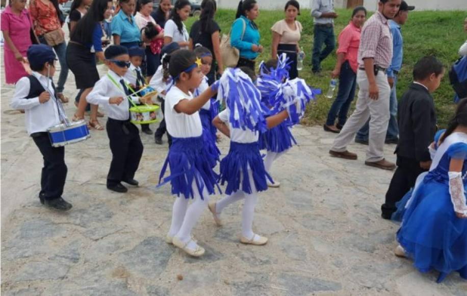 Desfile en el municipio de Gualcinse en el sur del departamento de Lempira.