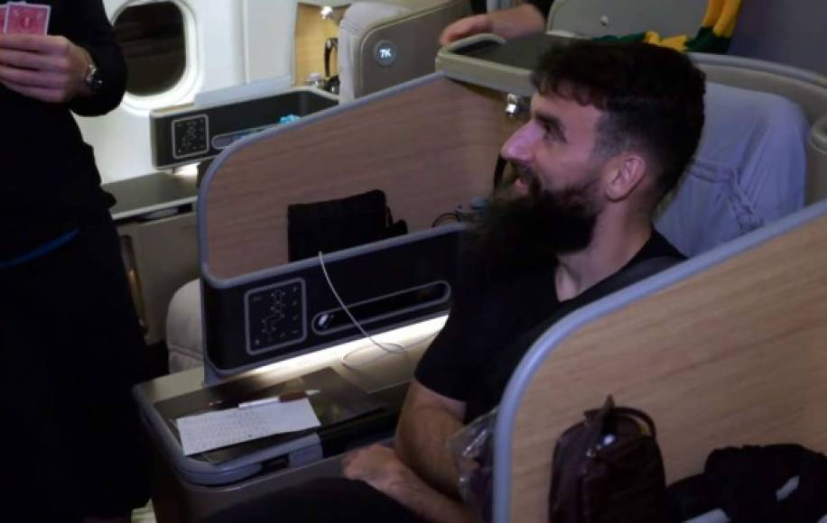 En el extremo puntiagudo del avión, los jugadores se relajaron, charlando entre ellos, viendo películas y jugando videojuegos.