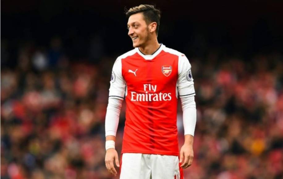 Arsene Wenger, entrenador del Arsenal, se ha mostrado rotundo en su respuesta en rueda de prensar sobre si el futbolista Mesut Özil abandonaría el equipo en el presente mercado invernal, a lo que el técnico francés respondió con un simple y sonoro 'no'. El alemán seguirá hasta final de temporada, cuando quede libre.