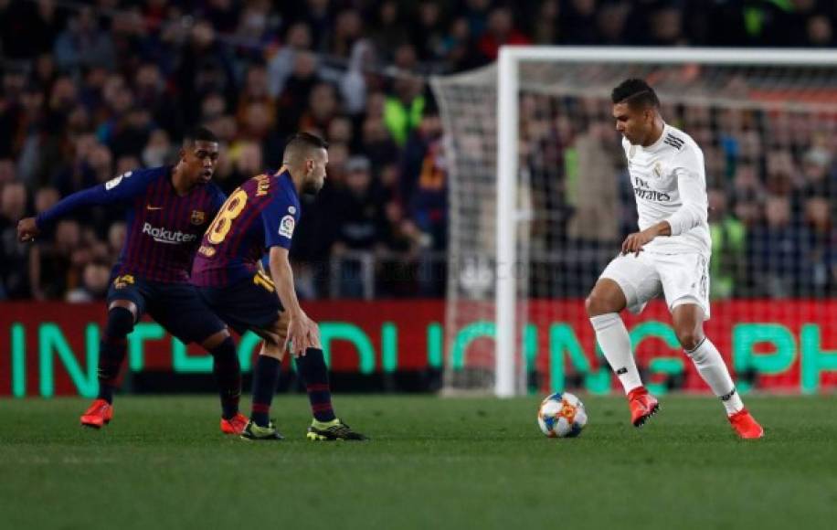 Casemiro (4): entró al partido frío tras la lesión de Llorente. Cometió varios errores en salida de balón, con perdidas peligrosas. Un error grave por buscar un túnel, impreciso y frío le robaron la cartera en acciones con Messi que pudieron costar caras. Se fue entonando.