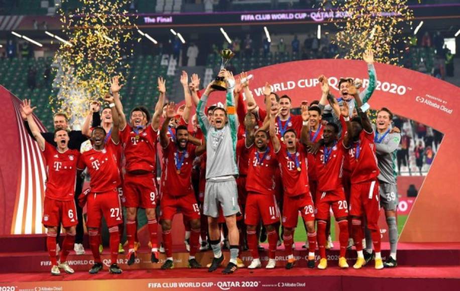 El portero y capitán del Bayern celebrando con sus compañeros y el trofeo.