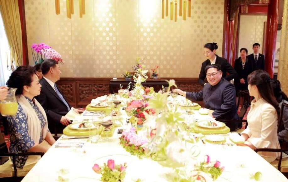 Como sucedió con el presidente estadounidense Donald Trump y su esposa Melania hace pocos meses, la pareja proveniente de Corea del Norte fue agasajada con un espectáculo, luego una cena.