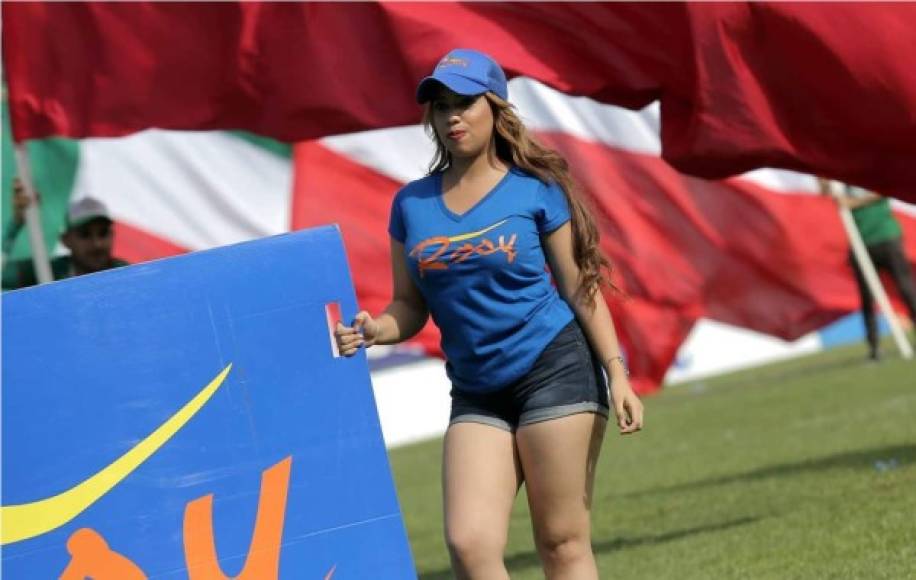 Esta bella edecán en la cancha del estadio Yankel Rosenthal previo al inicio del partido Marathón-Real España.