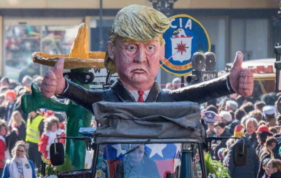 El carnaval de Frankfurt, en Alemania, también hizo alusión al conflicto del mandatario estadounidense con la CIA.