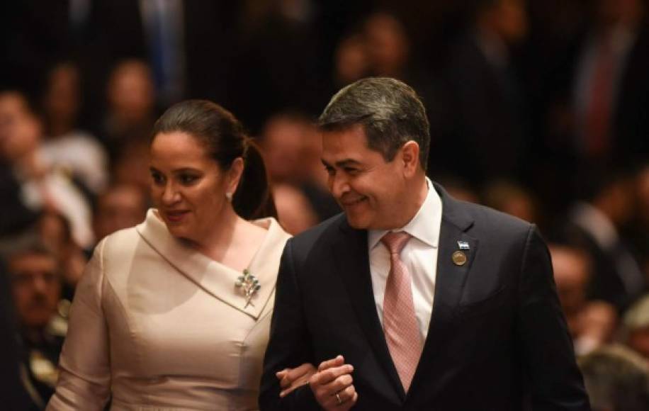El presidente de Honduras, Juan Orlando Hernández, y su esposa, la primera dama Ana García durante la ceremonia de investidura.