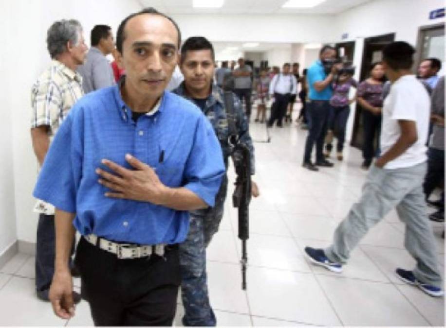 El licenciado en filosofía, Justo Pastor Aguilera Osorto (43), fue condenado este jueves por el Tribunal de Sentencia de San Pedro Sula a 282 años y seis meses de cárcel por los delitos de violación y actos de lujuria en perjuicio de 11 niños. Aguilera Osorto trabajaba como educador en un hogar de niños en San Pedro Sula desde el 2007, tiempo que aprovechó para abusar de los menores, según el informe de las autoridades. El educador fue denunciado por la Fiscalía de Protección a la Niñez y la Adolescencia y declarado culpable de 14 violaciones especiales contra 11 niños, algunos de los cuales los accedió en reiteradas ocasiones, en edades desde los cinco años a los 14 años de edad.