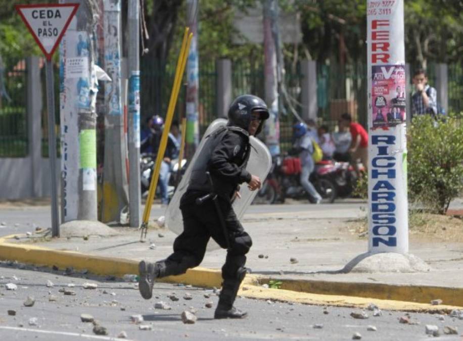 Las fuerzas de seguridad se enfrentan a los manifestantes.