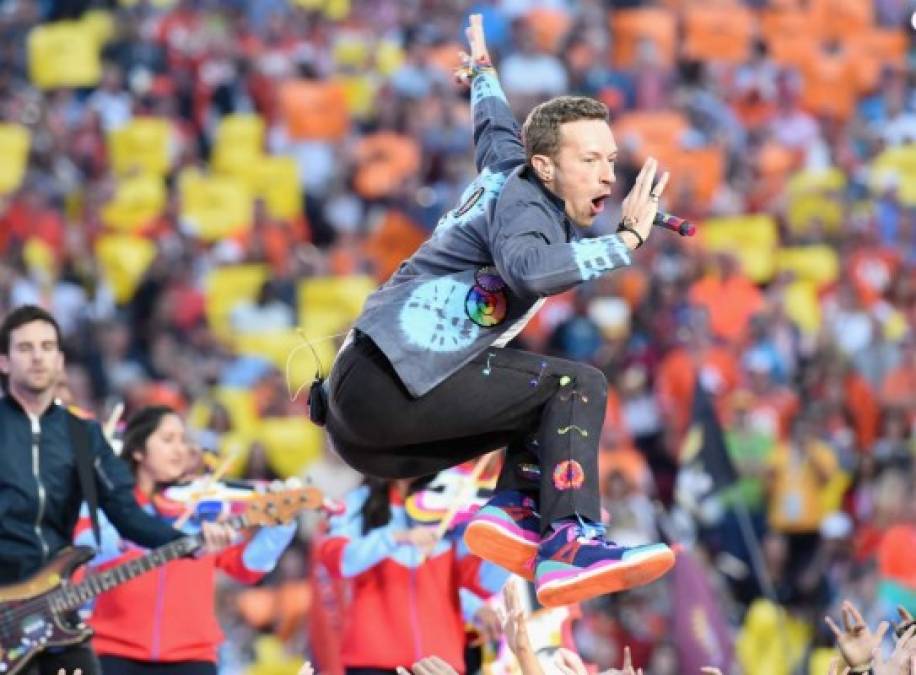 Chris Martin de Coldplay impresionó con su espectáculo en el espectáculo de medio tiempo del Super Bowl.