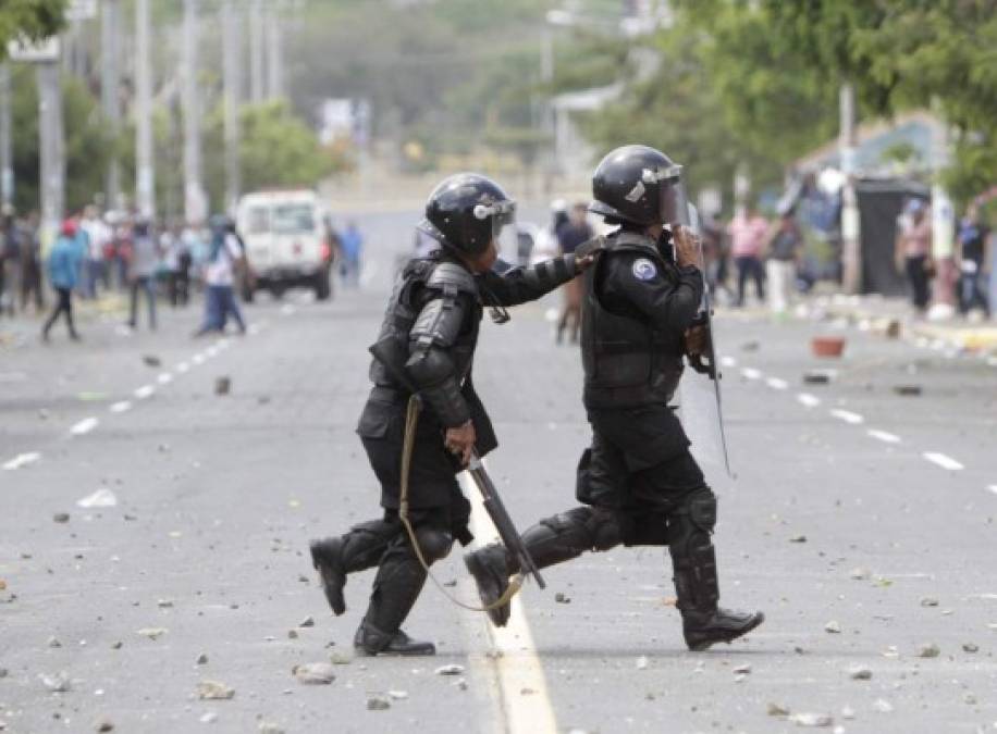 Un ambiente tenso se percibía en las cercanías de la Universidad Centroamericana (UCA) y la Universidad Politécnica (UPOLI), donde manifestantes intentaban protestar, mientras grupos de apoyo al gobierno y la policía se mantenían sobre las rotondas de la capital.