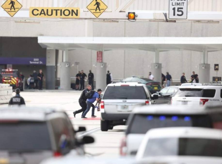 Los agentes de seguridad del aeropuerto fueron los primeros en responder a la situación de emergencia.