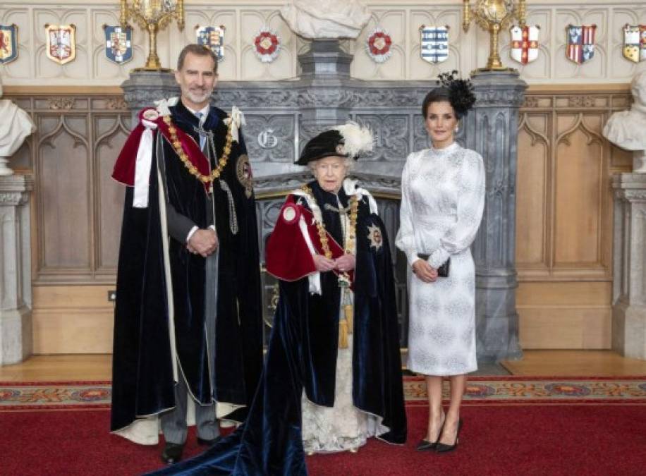 El rey Felipe había sido ordenado en julio de 2017 durante su visita de estado, pero con la ceremonia ya se les considera oficialmente instalados en la Orden.