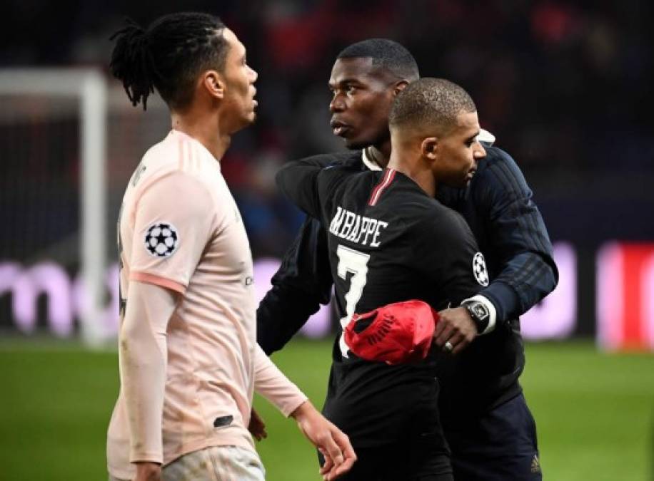 Pogba se acercó a Mbappé para animarlo. Son compañeros en la selección francesa.