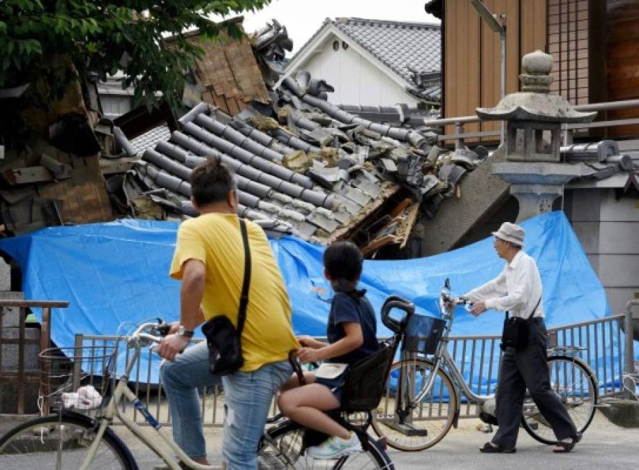 Además, las autoridades han informado del fallecimiento de Motochika Goto, un hombre de 85 al que se le cayó una estantería en su casa de Ibaraki (en la misma prefectura), Minoru Yasui, un varón de 80, que quedó sepultado por una pared en la ciudad de Osaka y una mujer de 81, que todavía no ha sido identificada y que murió en su casa de Takatsuki.