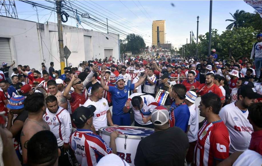 La Ultra Fiel una vez más puso la fiesta en las afueras del estadio Morazán.