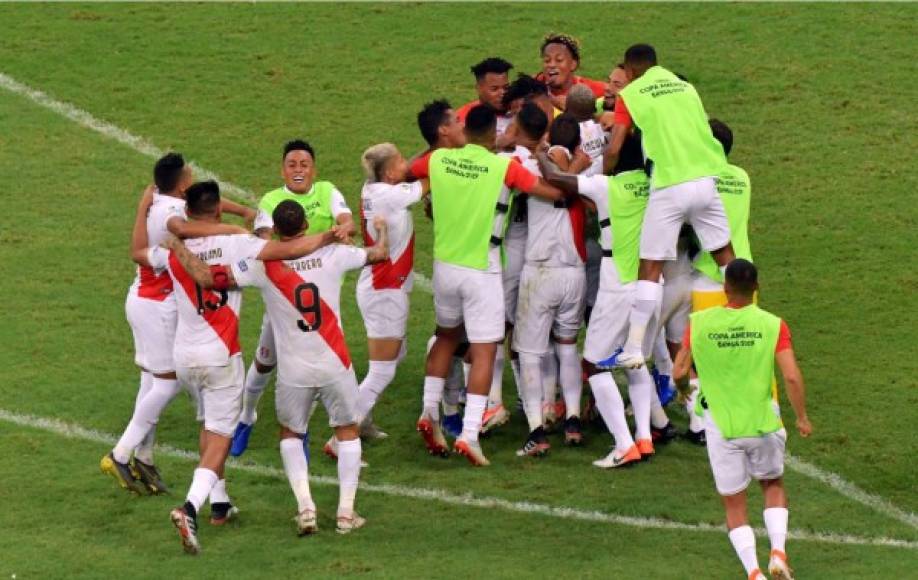 Los jugadores de Perú celebrando su victoria y clasificación a semifinales de la Copa América.