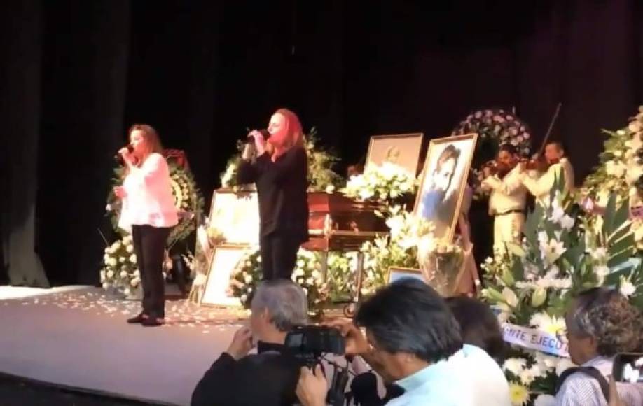 El grupo Pandora también realizó un interpretación en honor a Edith González. <br/><br/>El cortejo fúnebre de la actriz llegaba al teatro poco después de las 11.00 hora local y lo hacía entre aplausos y diversas señales de reconocimiento hacia la intérprete<br/><br/>