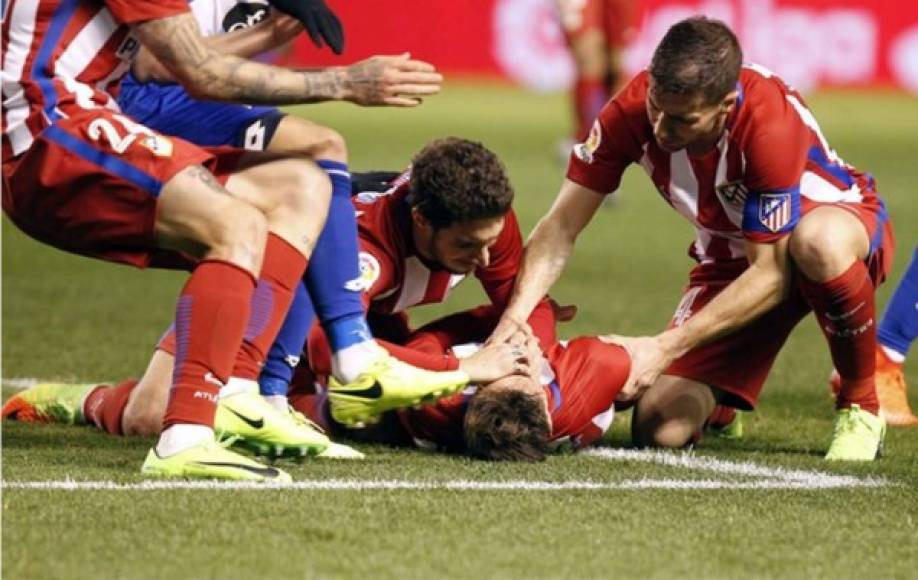 Tras la caída, compañeros del Atlético intentaron que Fernando Torres no se tragara la lengua.