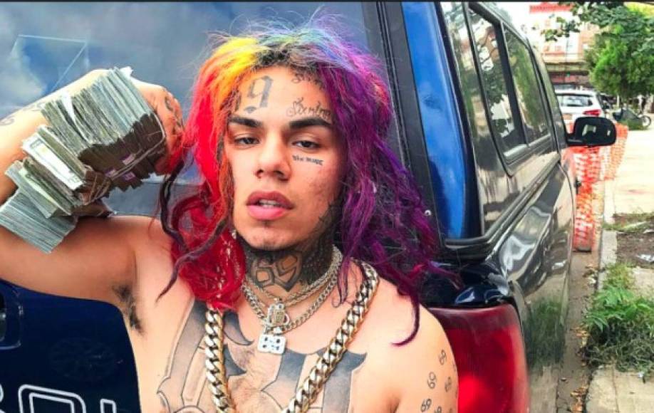 Daniel Hernández, más conocido por su nombre artístico 6ix9ine, también conocido como Tekashi, es un rapero estadounidense que fue arrestado en noviembre de 2018 por las autoridades de New York, por ser relacionado con el crimen organizado.<br/><br/>Por sus múltiples delitos confesados este día podría correr el riesgo de pasar toda su vida en la cárcel.