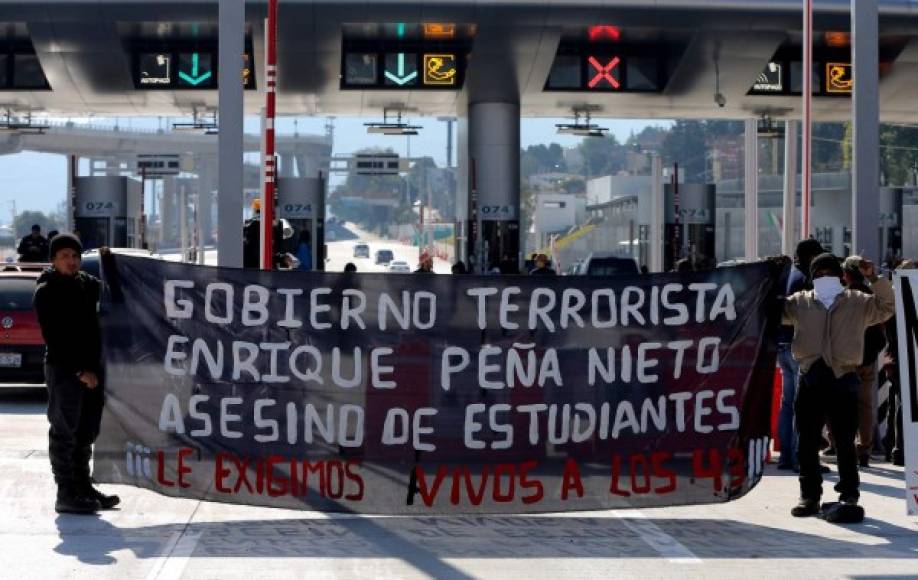 MÉXICO. La ausencia más sentida en Ayotzinapa. Los padres de los 43 jóvenes desaparecidos de Ayotzinapa se manifestaron contra el Gobierno de Enrique Peña Nieto exigiendo justicia por sus hijos. Foto: EFE/JOSÉ MÉNDEZ