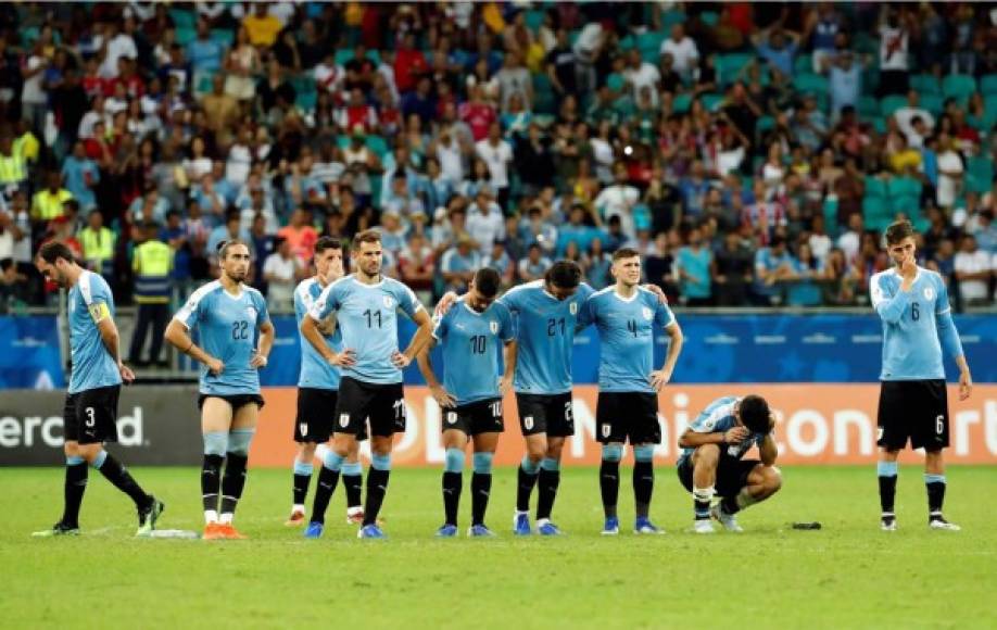 Los jugadores de Uruguay, tristes por perder en penales contra Perú.