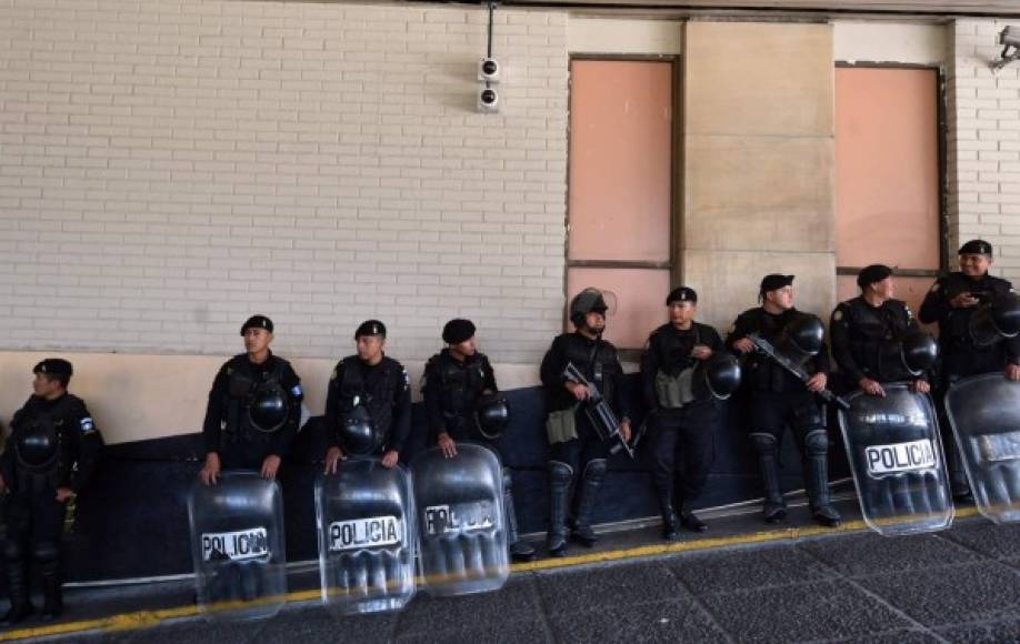 Los tribunales donde se encuentra el exmandatario están fuertemente resguardados por la policía guatemalteca.