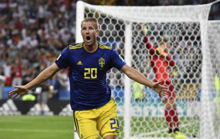 Ola Toivonen de Suecia abrió el marcador y festejó por todo lo alto su tanto. Con ese gol los alemanes estaban eliminados y los suecos clasificados.