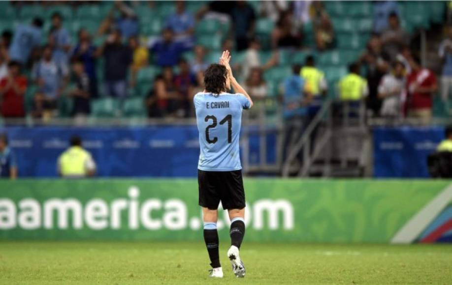 Edinson Cavani pide perdión a los aficionados uruguayos y les agradece su apoyo.