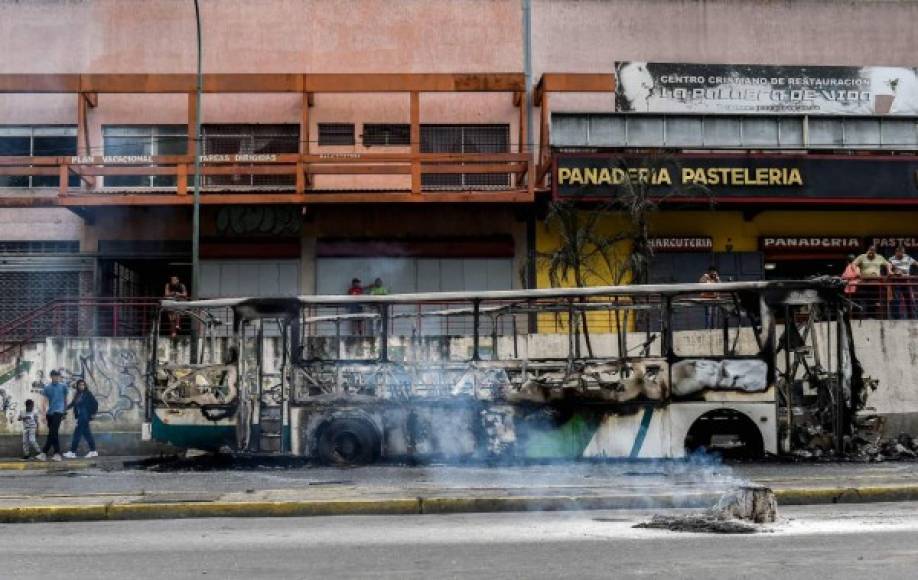 Manifestantes protagonizaron saqueos en el estado de Bolívar, sureste del país, dónde también incendiaron vehículos para bloquear las calles.