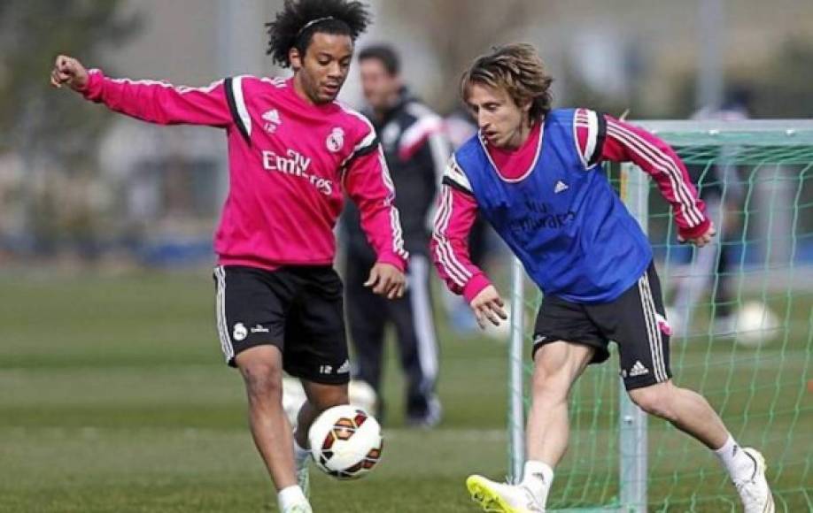 Modric defendió la camiseta de los Spurs durante 4 temporadas antes de recalar en el Real Madrid en el verano de 2012 tras varias semanas de duras negociaciones que cerraron su traspaso en 30 millones de euros. Desde su llegada, el croata ha sido uno de los indiscutibles en el 11 titular y junto a él los madridistas han conseguido 4 Champions League, 3 Supercopas de Europa, tres Mundial de Clubes, 1 Liga, 1 Copa del Rey y 2 Supercopas de España.