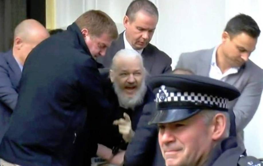 Assange fue sacado por la fuerza de la embajada de Ecuador en Londres por la policía británica, 'invitada a la sede diplomática tras la retirada del asilo por el Gobierno ecuatoriano', indicaron las autoridades londinenses en un comunicado.