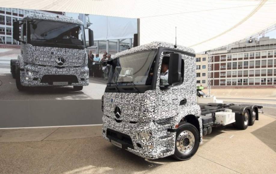 ALEMANIA. Prototipo de camión cero emisiones. Camión Daimler 100% eléctrico, este Mercedes-Benz recorre hasta 200 km con cero emisiones. Capacidad de carga comparable a la de un motor diésel.