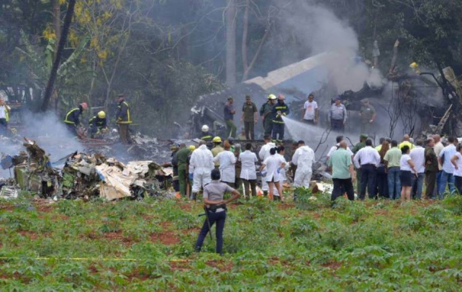 La acción de los cuerpos de socorro fue inmediata. / AFP PHOTO / Adalberto ROQUE