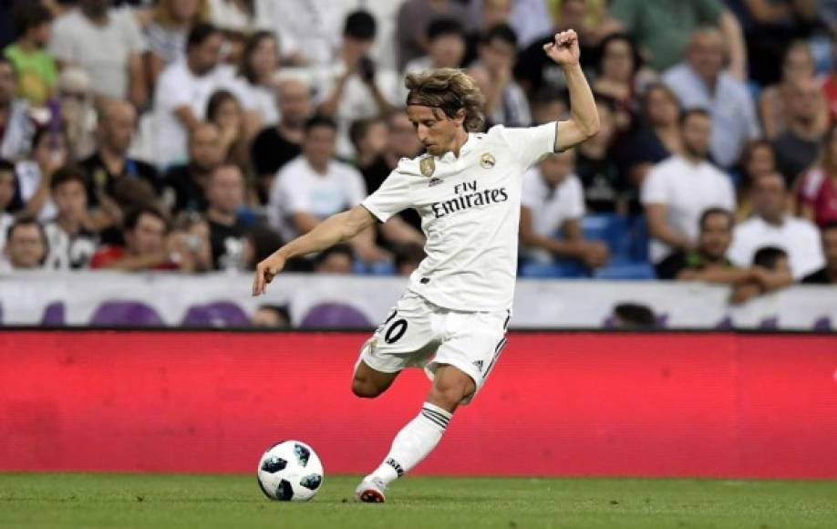 Luka Modric seguirá en el Real Madrid. Sin embargo, el croata ha declarado contra los blancos en la demanda presentada a la FIFA por el club presidido por Florentino Pérez en la que denuncia al Inter de Milán por considerar que había violado el artículo 18 del reglamento de traspasos al haber contactado directamente a un jugador sin el permiso del club propietario. Según publica la Gazzetta dello Sport, la FIFA llamó a Modric y éste se posicionó a favor de los italianos explicando que fue él el que contactó al club interista y no al revés.