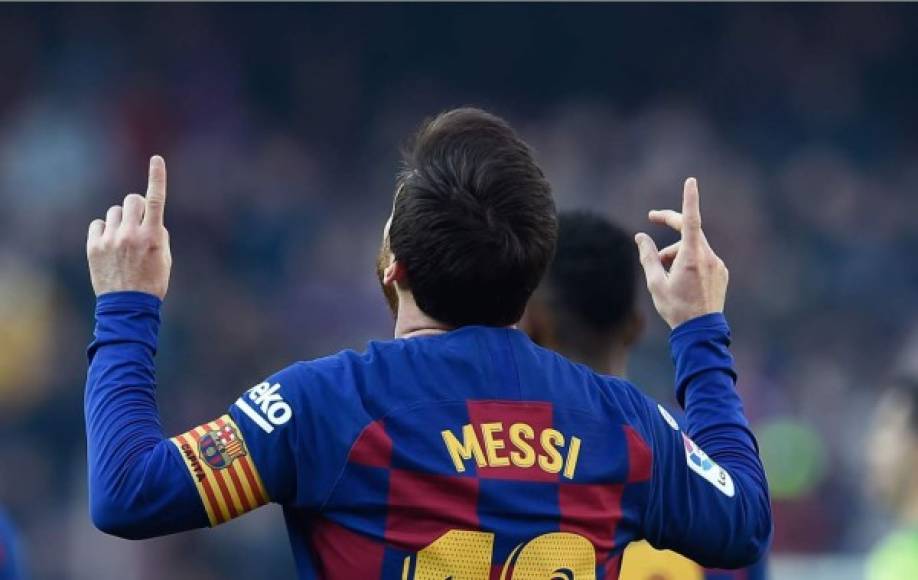 Manos arriba y señalando al cielo, el festejo tradicional de Messi en honor a su abuela.